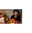 Rafa Kalimann realiza sonho de Nattanzinho e presenteia namorado com guitarra autografada por Djavan no Natal.  Foto: Reprodução, Instagram Nattanzinho / Purepeople