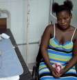 Venda espera que a filha Shaina, de dois anos, se recupere  Foto: Jack Garland, BBC / BBC News Brasil