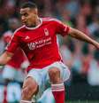  Foto: Divulgação / Nottingham Forrest - Legenda: Murillo teve mais uma atuação excelene com a camisa do Nottingham. Brasileiro sobra na zaga / Jogada10