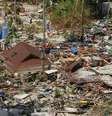 Em 28 de dezembro de 2004, equipes de resgate vasculhavam área devastada na Tailândia  Foto: Paula Bronstein/Getty Image / BBC News Brasil