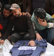 Funeral dos jornalistas mortos em ataque israelense em frente Hospital al-Awda no Campo de Refugiados de Nuseirat, na Faixa de Gaza  Foto: Eyad Baba/EYAD BABA