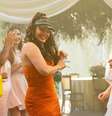 Bodas de prata do 'BBB': Fernanda Bande caprichou no look com a sua viseira, e um vestido na cor laranja. Ana Paula Renault optou pelo branco.  Foto: Divulgação, TV Globo / Purepeople
