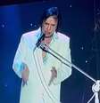 O flagra do momento em que Roberto Carlos interrompe o show para reclamar com fotógrafos diante do palco  Foto: Reprodução/X