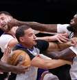 Lamentável! Jusuf Nurkic e Naji Marshall trocam socos em jogo da NBA.   Foto: Chris Coduto/Getty Images / Esporte News Mundo