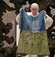 Papa Francisco com bandeira da Ucrânia em audiência no Vaticano  Foto: ANSA / Ansa - Brasil