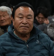 Maeng Gi-su, de 78 anos, diz que três membros de sua família estavam no voo Boeing 737-800, operado pela companhia aérea Jeju Air, que caiu e deixou 179 mortos  Foto: BBC News Brasil