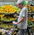 Gente como a gente: Serginho Groisman escolhendo frutas no mercado  Foto: Sala de TV