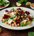 Salada de grão-de-bico com queijo e beterraba  Foto: DronG | Shutterstock / Portal EdiCase
