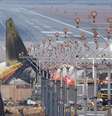 Os destroços do avião da Jeju Air no Aeroporto Internacional de Muan  Foto: Reuters / BBC News Brasil