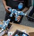Armas e bolinhas em gel vendidas por ambulantes na Ladeira Porto Geral, na região da rua 25 de Março, em São Paulo.  Foto: Taba Benedicto/ Estadão / Estadão