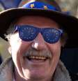Um homem usa óculos com a bandeira da União Europeia estampada nas lentes  Foto: Getty Images / BBC News Brasil