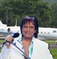 Roberto Carlos possui um jatinho com as iniciais de seu nome na matrícula pintada na fuselagem  Foto: Reproduções (@robertocarlosoficial e @planespotterjoinville)