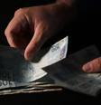 Mão contando notas de cem reais  Foto: José Cruz/Agência Brasil / BBC News Brasil