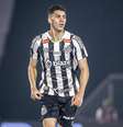  Foto: Raul Baretta/ Santos FC - Legenda: Jair, de 19 anos, pode ser reforço do Botafogo em 2025 / Jogada10