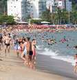 Movimentação de banhistas em praia em Caraguatatuba, no litoral norte paulista, nesta sexta-feira, 3.  Foto: ESTADÃO CONTEÚDO/ALEX MIRANDA