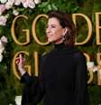 Fernanda Torres com vestido preto de gola alta posa para fotografia  Foto: Reuters / BBC News Brasil