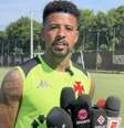 Paulinho em coletiva no CT Moacyr Barbosa –  Foto: Reprodução / Youtube Fanático Vascaíno - Legenda: Paulinho é o primeiro do Vasco a dar coletiva em 2025 / Jogada10