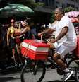 Vendedores ambulantes farão treinamento para atuar nos blocos de carnaval no Rio de Janeiro.   Foto: Fernando Frazão/AB