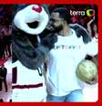 Até a mascote do time se juntou à comemoração com o torcedor, assim como outras pessoas que participaram do desafio.  Foto: Reprodução/Vídeo