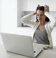 Mulher estressada olhando o notebook em casa.  Foto: Freepik