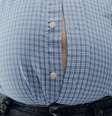 Homem com excesso de gordura abdominal.  Foto: Freepik
