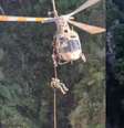 Resgate foi feito via helicóptero   Foto: Reprodução/Twitter/@hbj_r77032