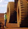 Trabalhador observa caminhão em mina na Austrália
17/11/2015
REUTERS/Jim Regan  Foto: Reuters