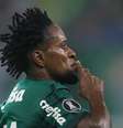 Atualmente um dos principais jogadores do Palmeiras, Veiga treinou ao lado de Zé Roberto, ídolo do clube alviverde –  Foto: Reprodução / Instagram / Jogada10