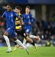  Foto: Mike Hewitt/Getty Images - Legenda: Carney Chukwuemeka em ação com a camisa do Chelsea / Jogada10