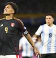  Foto: Daniel Jayo/Getty Images - Legenda: Paolo Guerrero em ação contra a Argentina pelas Eliminatórias / Jogada10