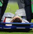 Betancur deixa gramado com máscara de oxigênio  Foto: Reuters/Paul Childs