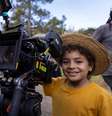 O ator Isaac Amendoim em cena dos bastidores do live-action 'Chico Bento e a Goiabeira Maraviósa', que estreia nesta quinta  Foto: Fabio Braga/Pivô Audiovisual/Divulgação / Estadão