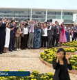 Em ato simbólico, Lula e convidados dão as mãos em volta da palavra 'democracia'  Foto: Reprodução/YouTube/@CanalGov