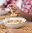Crianças comendo cereais no café da manhã.  Foto: Freepik