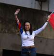 María Corina Machado compareceu às manifestações na véspera da posse de Maduro, depois de permanecer meses na clandestinidade  Foto: Getty Images / BBC News Brasil
