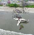 Avião de pequeno porte atravessou avenida, explodiu e foi parar no mar em Ubatuba  Foto: Francisco Trevisan