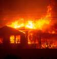 Um bombeiro combate incêndio em vendaval no Oeste de Los Angeles, Califórnia, Estados Unidos (8/2/2025)  Foto: REUTERS/Ringo Chiu