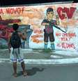 Homem imita gesto com dois dedos, o V, antes “de vitória” ou “paz e amor”, agora também associado ao Comando Vermelho (CV).  Foto: 