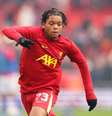  Foto: Jan Kruger/Getty Images - Legenda: Rio Ngumoha em ação. Menino de 16 anos se torna o mais jovem a se tornar titular do Liverpool em toda a história / Jogada10