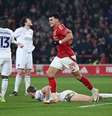  Foto: Shaun Botterill/Getty Images - Legenda: Sosa comemora o segundo gol do Nottingham, que eliminou o Luton Town na Copa da Inglaterra / Jogada10