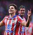  Foto: Denis Doyle/Getty Images - Legenda: Julian Álvarez não esconde a alagria após fazer o gol da vitória do Atlético de Madrid sobre o Osasuna / Jogada10