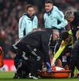 Este é o momento em que Gabriel Jesus (de branco) sofre a lesão que o tira de campo. Foi uma disputa de bola com Buno Fernandes.  Foto: Alex Pantling/Getty Images / Jogada10