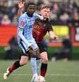  Foto: Michael Regan/Getty Images - Legenda: Pape Sarr, do Tottenham (de azul), luta pela bola com Dan Creaney, do Tamworth, em jogo pela Copa da Inglaterra / Jogada10
