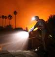De acordo com uma estimativa preliminar dos danos, o prejuízo causado pelo incêndio na costa oeste americana varia de US$ 52 a US$ 57 bilhões (R$ 317 a R$ 347 bilhões)  Foto: Getty Images / BBC News Brasil