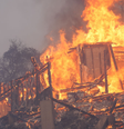 Casa em chamas em Mandeville Canyon, Los Angeles, na Califórnia  Foto:  Lokman Vural Elibol/Anadolu via Getty Images