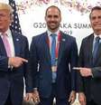 Donald Trump, Eduardo Bolsonaro e Jair Bolsonaro  Foto: @bolsonarosp via Instagram / Estadão