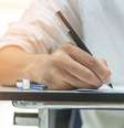 pessoa escrevendo em carteira de estudante  Foto: Getty Images / BBC News Brasil