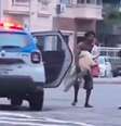 RJ: Homem é abordado por policiais após ser flagrado carregando tartaruga marinha em praia da Zona Sul; veja  Foto: Reprodução/X