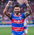  Foto: Matheus Lotif / FEC - Legenda: Juan Martín Lucero em ação com a camisa do Fortaleza / Jogada10