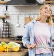 Mulher sorridente feliz com a dieta.  Foto: Freepik